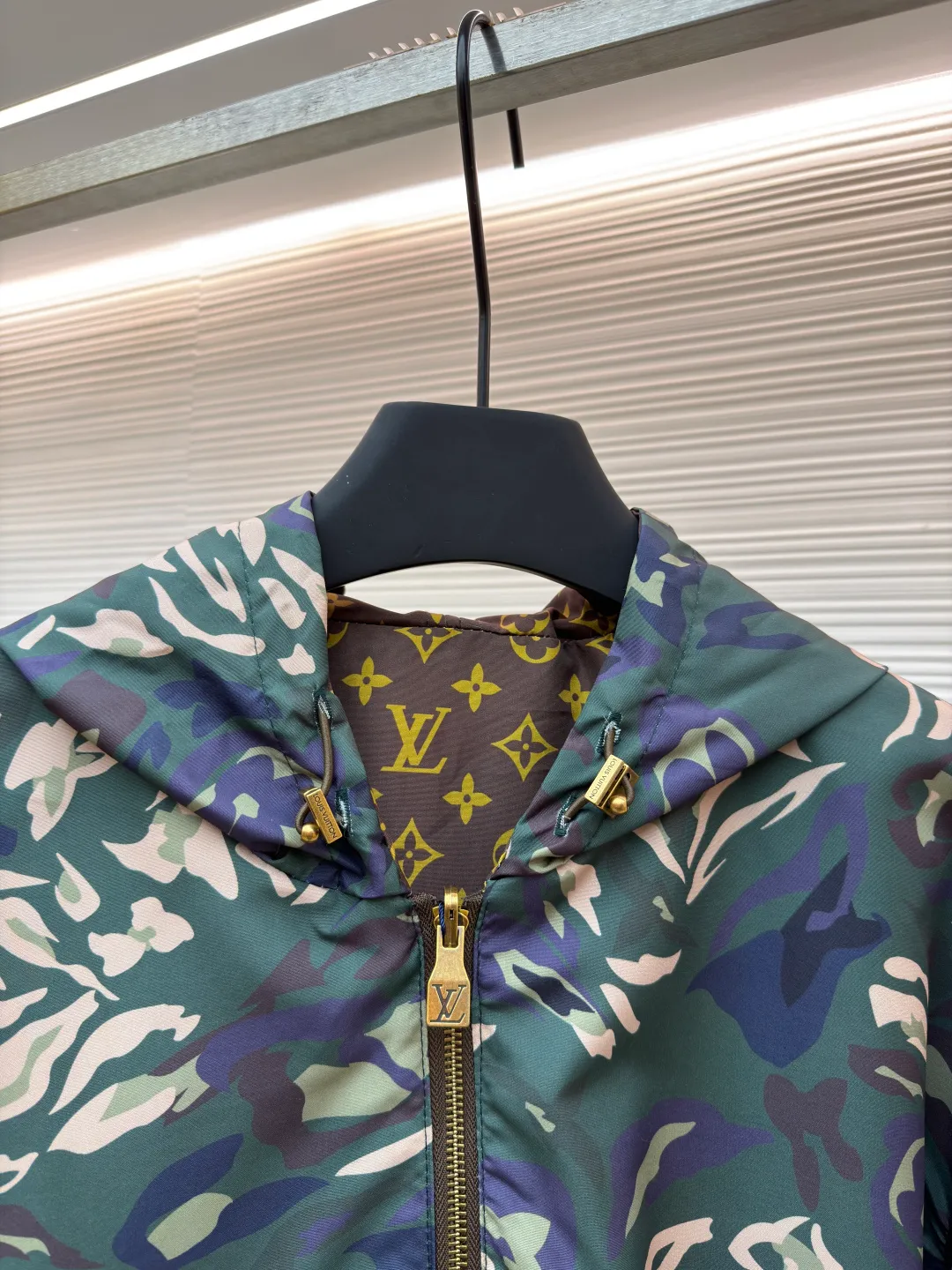 LOUIS VUITTON camouflage printed reversible hooded jacket ●Original version: 26800 purchase and development ●Item number: 1681223-B80 ●Fabric: nylon fabric ●Technology: printing production ●Color: camouflage ●Version: fitted version ●Weight: about 550 grams ●Size: 48-50-52-54 ●Description: This windproof jacket is made of lightweight nylon, 2025 The LV Camo pattern and full-frame Monogram jacquard from the autumn and winter show are decorated on both sides. Multiple pockets reflect functional considerations, and the elastic hood, hem and cuffs complete the overall look. 100% polyester fiber, custom-engraved logo hardware, front camouflage printing, presbyopia printing, reversible design. The overall wiring is straight and delicate, the fabric is comfortable and soft, and the color is consistent without color difference. It can be matched with the same style to create a fashionable look and control various occasions. Customized accessories, complete with three standards, same style for men and women!
